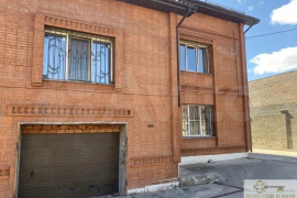 Коттедж 560 м² на участке 8 сот.